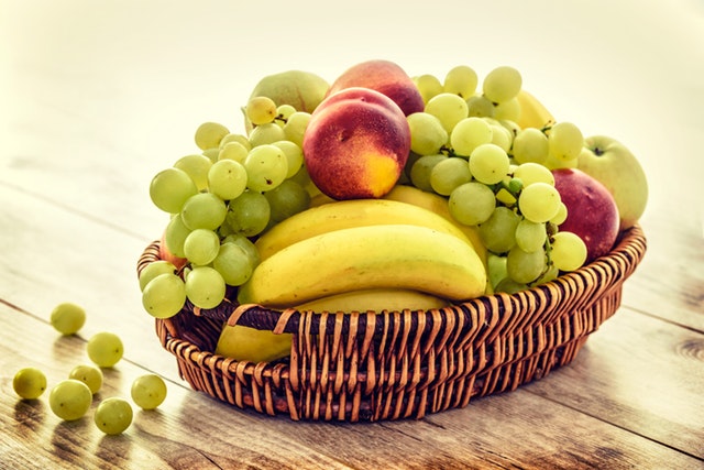 košík s ovocem, hrozny, banány
